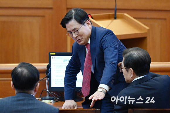 황교안 전 국무총리가 11일 오전 서울 종로구 헌법재판소에서 열린 윤석열 대통령 탄핵 심판 7차 변론기일에 윤 대통령 변호인단으로 참석하고 있다. [사진=사진공동취재단]