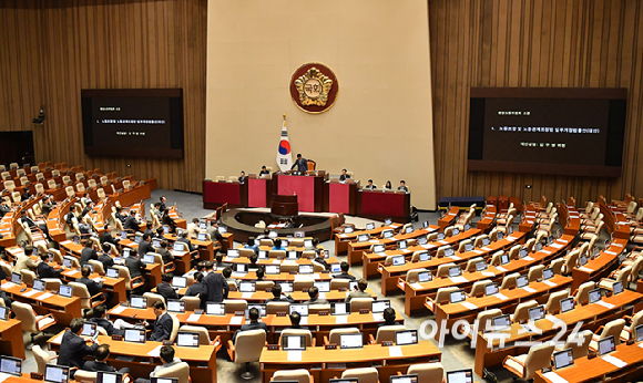 2일 오후 서울 여의도 국회에서 열린 본회의에서 '노란봉투법'(노동조합·노동관계조정법)이 상정되고 있다. [사진=곽영래 기자]