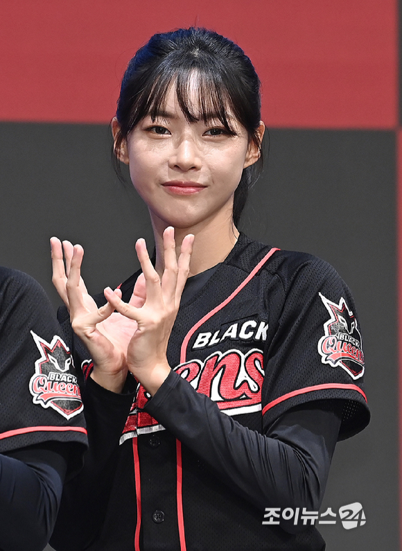 육상선수 김민지가 25일 서울 구로구 더 세인트 신도림에서 열린 채널A 야구여왕' 제작발표회에서 포즈를 취하고 있다. [사진=곽영래 기자]