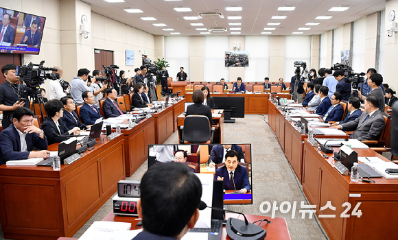 안규백 국방부 장관 후보자가 15일 서울 여의도 국회에서 열린 국방위원회의 인사청문회에서 질의에 답변하고 있다. [사진=곽영래 기자]