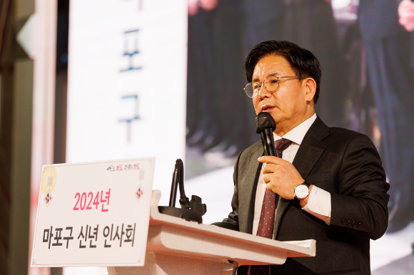 박강수 마포구청장이 2024 신년인사회에서 신년사를 하고 있다. [사진=마포구 ]