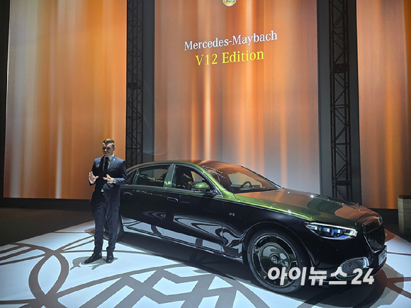마티아스 바이틀 메르세데스-벤츠 코리아 최고경영자(CEO)가 25일 서울 종로구 북촌 '푸투라서울'에서 '메르세데스-마이바흐 S-클래스 V12 에디션'을 공개하고 있다. [사진=김종성 기자]
