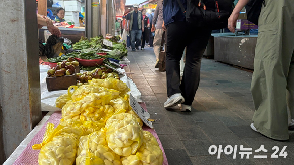 서울의 한 전통시장에서 전을 판매하는 가게들이 손님맞이로 분주하다. [사진=설래온 기자 ]