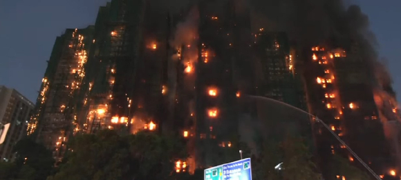 26일 홍콩 북부의 타이포구 아파트 단지에서 화재가 발생했다. [사진=로이터/연합뉴스]