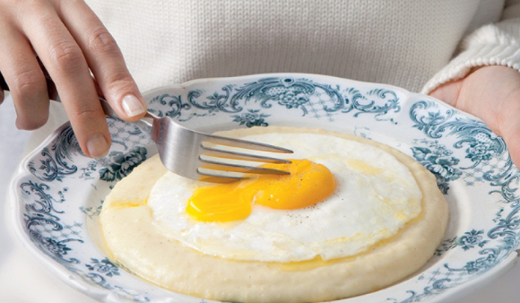 빵에다 잼을 바르고 있는 모습. [사진=PhantomGravity]