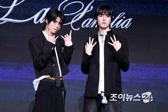 그룹 초코1(ChoCo1) 예찬, 태조가 24일 오후 서울 마포구 상암동 쇼킹케이팝센터에서 열린 초코엔터테인먼트 첫 패밀리 앨범 '초코 라 파밀리아(ChoCo La Familia)' 발매 기념 쇼케이스에 참석해 포즈를 취하고 있다. [사진=문수지 기자]