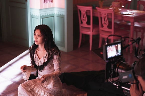 배우 김선호와 고윤정이 넷플릭스 시리즈 '이 사랑 통역 되나요?' 촬영에 임하고 있다. [사진=넷플릭스]