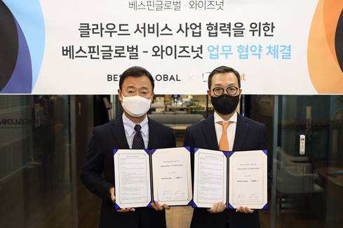 베스핀글로벌 장인수 한국 총괄 대표(왼쪽)와 와이즈넛 강용성 대표가 클라우드 서비스 사업 협력을 위한 업무협약(MOU)을 체결했다. [사진=베스핀글로벌]