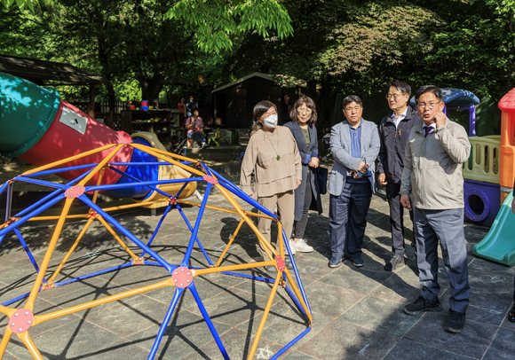 박강수 마포구청장(오른쪽)이 지역 국공립어린이집 시설점검에 나서 관계자들과 이야기를 나누고 있다. [사진=마포구]