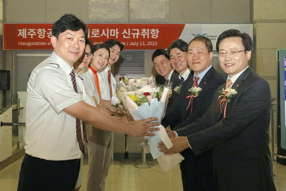 13일 오전 인천국제공항에서 진행된 제주항공 인천~히로시마 노선 신규취항식에 참석한 김이배 대표이사(사진 오른쪽 맨 앞) 등 관계자들이 승무원들에게 꽃다발을 전달하고 있다. [사진=제주항공]