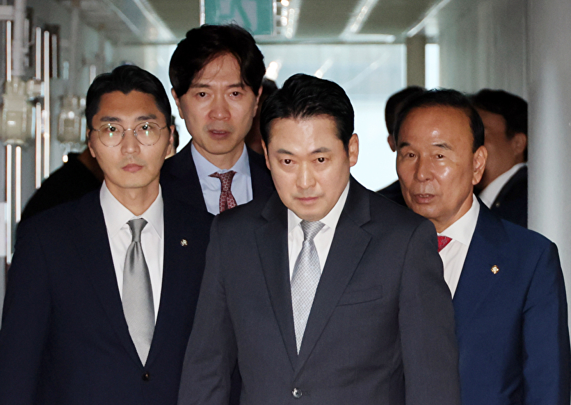 국민의힘 장동혁 대표가 18일 김건희 특검의 압수수색을 막기 위해 서울 여의도의 한 오피스텔에 위치한 당원명부 데이터베이스(DB) 관리업체로 들어가고 있다. [사진=연합뉴스]