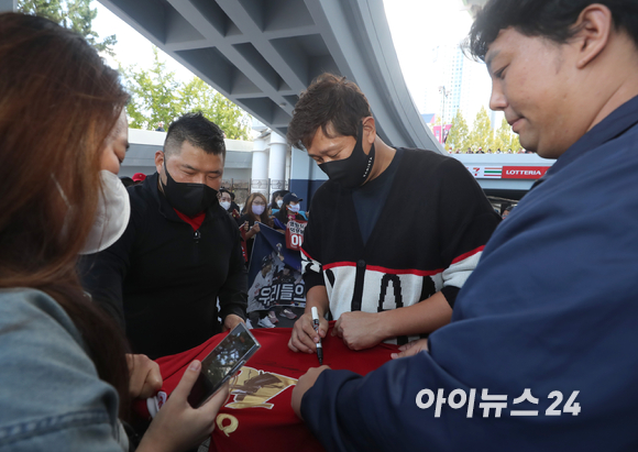 8일 오후 부산 동래구 사직야구장에서 열리는 2022 프로야구 LG 트윈스와 롯데 자이언츠의 경기에서 '조선의 4번타자' 이대호가 은퇴식을 갖는다. 롯데 이대호가 경기장 출근길에 만난 팬들에게 사인을 해주고 있다. [사진=정소희 기자]