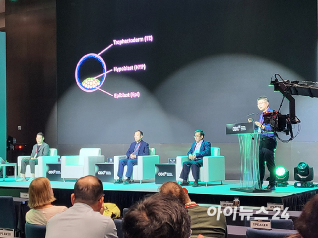유종만 오가노이드사이언스 대표가 13일 오전 서울 코엑스마곡에서 열린 개최된 '오가노이드 디벨로퍼 컨퍼런스 2025(ODC25)'를 통해 인공장기 기술 비전에 대해 설명하고 있다. [사진=정승필 기자]