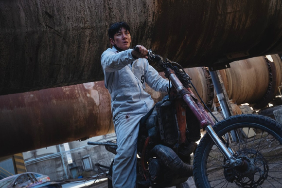 배우 지창욱이 디즈니+ 오리지널 '조각도시'에서 열연하고 있다. [사진=월트디즈니 컴퍼니 코리아]