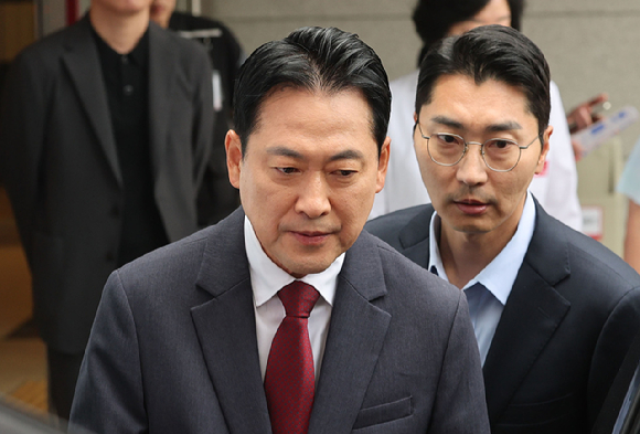 국민의힘 장동혁 대표가 24일 서울 시내 한 병원에서 퇴원하고 있다. 2026.6.24 [사진=연합뉴스]