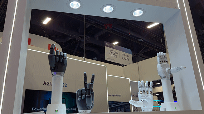 7일(현지시간) 열린 CES 2026 노스홀에서 즈위안로봇(AGI BOT)의 링시 X1 로봇이 음악에 맞춰 춤을 추는 모습. [사진=박지은 기자]