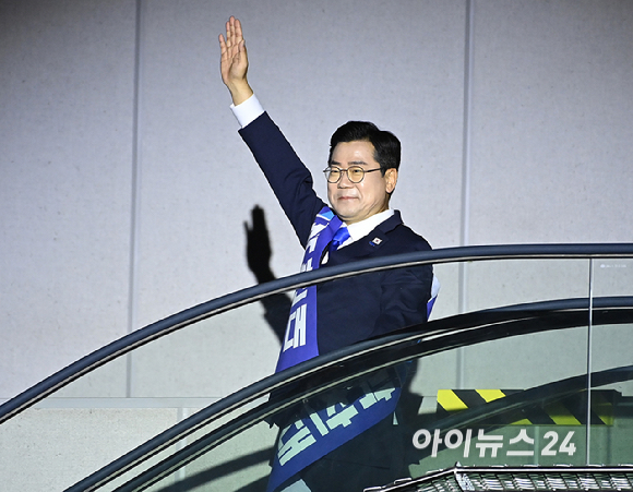 박찬대 더불어민주당 당대표 후보가 2일 오후 경기 고양시 일산서구 킨텍스에서 열린 제2차 임시전국당원대회에 참석하고 있다. [사진=곽영래 기자]