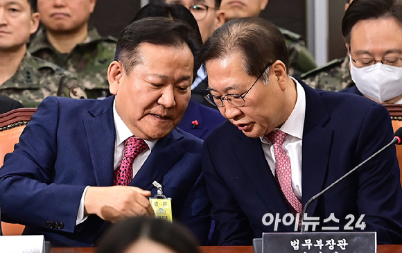 이상민 전 행정안전부 장관과 박성재 법무부 장관이 22일 오전 서울 여의도 국회에서 열린 윤석열 정부의 비상계엄 선포를 통한 내란 혐의 진상규명 국정조사 1차 청문회에서 대화를 하고 있다. [사진=곽영래 기자]