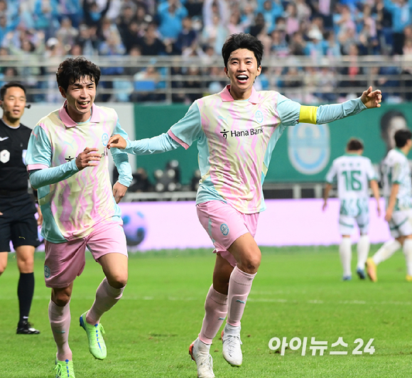 가수 임영웅이 12일 오후 대전광역시 대전월드컵경기장에서 열린 하나은행 자선축구대회 팀 히어로와 팀 기성용 경기에 팀 히어로 주장으로 참석해 후반 전원석의 골에 어시스트를 하고 기뻐하고 있다. [사진=정소희 기자]