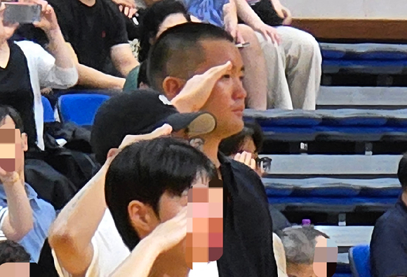 이재용 삼성전자 회장의 장남 지호씨가 15일 경남 창원시 진해구 해군사관학교에서 열린 해군 학사장교 사관후보생 입영식 행사장으로 들어가고 있다. [사진=삼성전자]