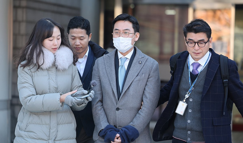 김건희 여사 일가 '집사'로 알려진 김예성 씨의 공범 조영탁 IMS모빌리티 대표가 5일 서울 서초구 서울중앙지방법원에서 열린 구속 전 피의자 심문(영장실질심사)을 마친 뒤 청사를 나서고 있다. [사진=연합뉴스]