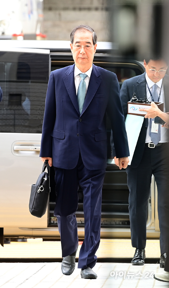 한덕수 전 국무총리가 27일 오후 서울중앙지법에 내란 우두머리 방조, 위증, 허위공문서 작성 등의 혐의로 구속 전 피의자 심문(영장실질심사)을 받기 위해 출석하고 있다. [사진=정소희 기자]