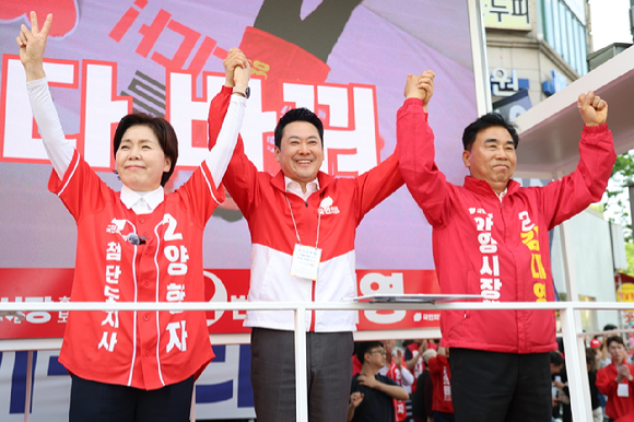 국민의힘 장동혁 상임선거대책위원장이 22일 경기 안양시 범계사거리에서 양향자 경기도지사 후보와 지지를 호소하고 있다. 2026.5.22 [사진=연합뉴스]