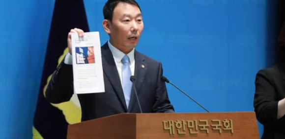 더불어민주당 김용민 의원이 14일 국회 소통관에서 기자회견을 하고 있다. [사진=김 의원 SNS]