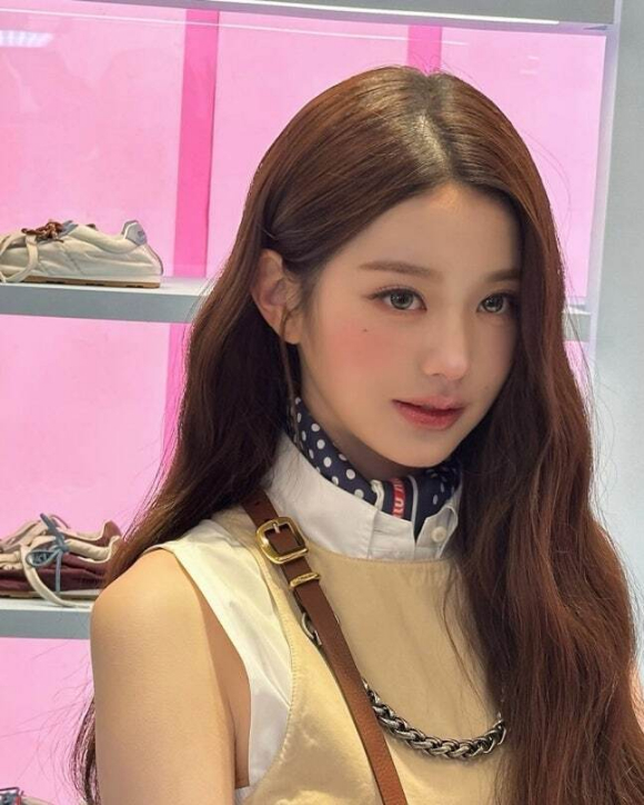 장원영, AI 의심 부른 인형 미모...몸매까지 완벽