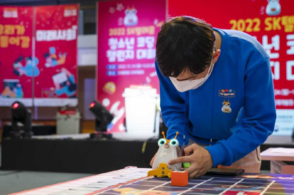 지난 24일부터 25일까지 양일간 SKT 인재개발원에서 개최된 코딜챌린지 대회에서 장애청소년이 과제를 수행하고 있는 모습. [사진=SKT]