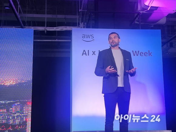 벤 카바나스 AWS 아시아태평양 및 일본(APJ) 지역 글로벌 세일즈 기술 디렉터가 15일 서울 코엑스에서 열린 'AWS AIx인더스트리 2025'에서 키노트를 하고 있다. [사진=윤소진 기자]