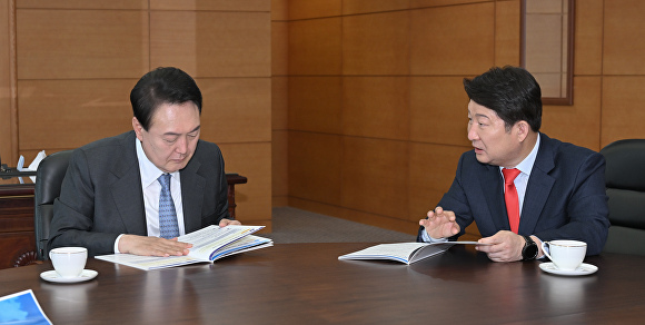 윤석열 당선인(왼쪽)과 권영진 대구시장 [사진=대구시]