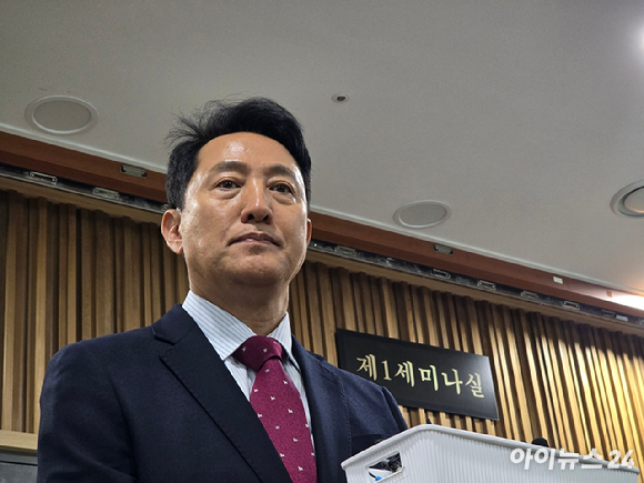 오세훈 국민의힘 서울시장 후보가 18일 서울 여의도 국회 의원회관에서 열린 '이재명 정부 1년 부동산정책 평가 및 향후 과제 세미나'에 참석한 직후 기자들과 만나고 있다. [사진=김한빈 기자]