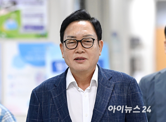 양평군수를 지낸 김선교 국민의힘 의원이 24일 오전 서울 서초구 서울중앙지방법원에서 열린 '경기 양평 공흥지구 개발 특혜 의혹' 1심 속행 공판에 출석하고 있다. [사진=곽영래 기자]