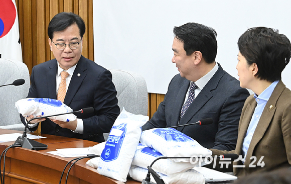 송언석 국민의힘 원내대표가 3일 서울 여의도 국회에서 열린 원내대책회의에 앞서 설탕부담금 관련 발언을 하고 있다. [사진=곽영래 기자]