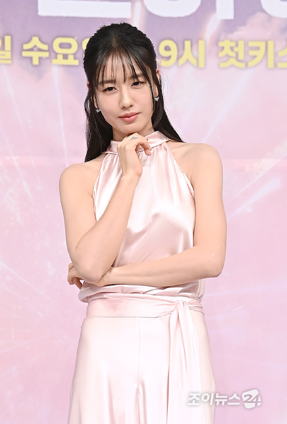 배우 안은진이 5일 오후 서울 목동 SBS에서 열린 '키스는 괜히 해서!' 제작발표회에서 포토타임을 갖고 있다. [사진=곽영래 기자]