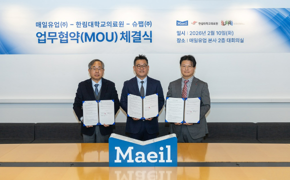 매일유업이 지난달 10일 한림대학교의료원&middot;슈팹과 3자 업무협약 체결식을 진행했다. 김용선 한림대학교 의료원장, 곽정우 매일유업 대표이사, 이진규 슈팹 대표이사(왼쪽부터)가 기념촬영을 하고 있다. [사진=매일유업]