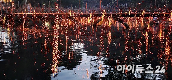  지난 14일 경상남도 함안 무진정 일원에서 '제31회 함안 낙화놀이' 축제 행사가 열리고 있다. [사진=임승제 기자] 