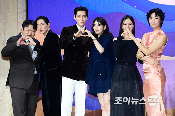 (왼쪽부터)배우 고규필-노상현-김우빈-수지-안은진-이주영이 29일 오후 서울 강남구 역삼동 조선 팰리스 서울 강남에서 열린 넷플릭스 새 시리즈 '다 이루어질지니' 제작발표회에 참석하고 있다. [사진=정소희 기자]