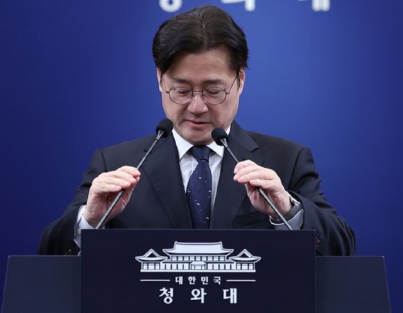 홍익표 정무수석이 12일 청와대 춘추관에서 이날 예정됐다 취소된 이재명 대통령과 더불어민주당 정청래 대표, 국민의힘 장동혁 대표 오찬 관련 브리핑을 하기 전 마이크 위치를 조정하고 있다. 2026.2.12 [사진=연합뉴스]