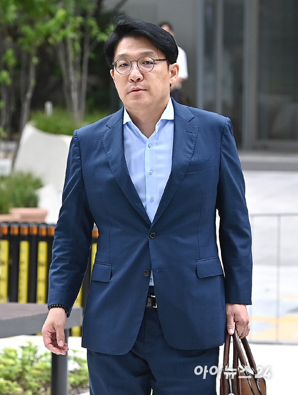 '공천개입 의혹' 김상민 전 부장검사가 9일 오전 서울 종로구에 마련된 김건희 특검팀(특별검사 민중기) 사무실로 조사를 받기 위해 출석하고 있다. [사진=곽영래 기자]