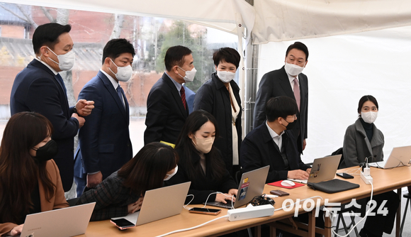 윤석열 대통령 당선인이 23일 오전 서울 종로구 통의동 인수위원회 사무실 앞에 설치된 프레스다방을 찾아 기자들과 인사를 하고 있다. [사진=김성진 기자]