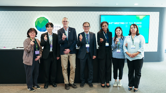 녹색기후기금 인증위원회와 아시아산림협력기구 사무국이 기념사진을 촬영하고 있다 [사진=산림청 ]