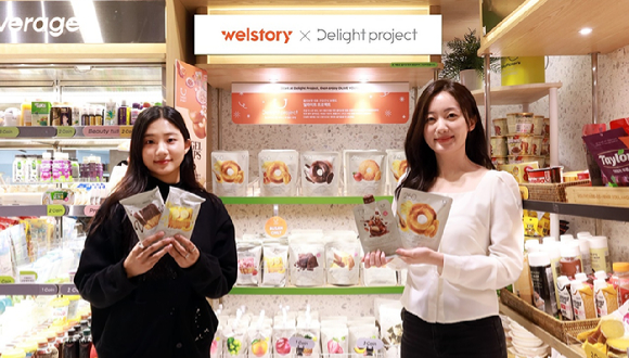 삼성웰스토리 간편식 코너에서 제공중인 '딜라이트 프로젝트' 제품을 임직원이 선보이고 있다. [사진=삼성웰스토리]