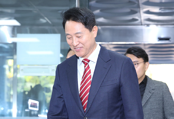 오세훈 서울시장이 시장직 유지 여부가 달린 '명태균 여론조사 대납 의혹' 항소심 선고일인 23일 서울 서초구 서울고법에 도착해 법정으로 향하고 있다. [사진=연합뉴스]