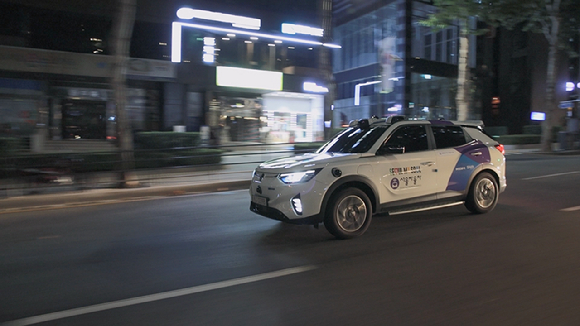 서울 강남구 일대에서 SWM이 운영 중인 구역형 자율주행 로보택시 KGM '코란도 EX'. [사진=KG모빌리티]
