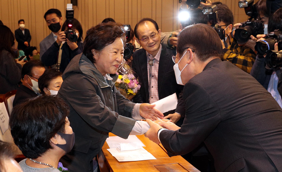 이재명 더불어민주당 대표와 권양숙 여사가 17일 오후 서울 여의도 국회박물관에서 열린 이해찬 더불어민주당 상임고문의 회고록 ‘꿈이 모여 역사가 되다’ 출판기념회에 참석해 인사하고 있다. (공동취재사진) [사진=뉴시스]