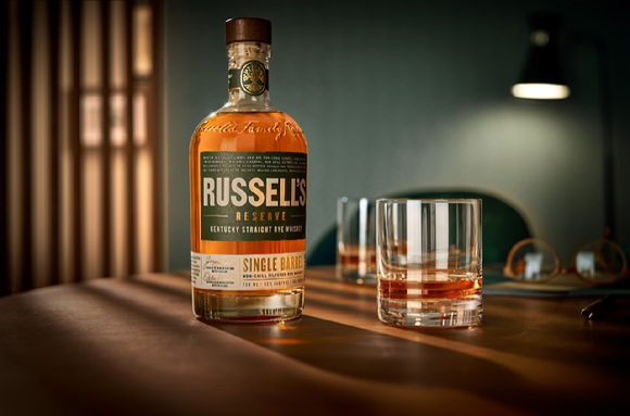 프리미엄 주류 수입&middot;유통 전문 기업 트랜스베버리지는 '러셀 리저브 싱글배럴 라이'를 내달 1일 전국 이마트 매장에서 국내 최초로 출시한다고 30일 밝혔다.&nbsp;이 제품의 도수는 52% ABV(104 프루프)이고 용량은 750ml이다. [사진=트랜스베버리지]