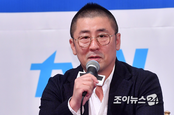 한동화 감독이 18일 오후 서울 논현동 임피리얼팰리스호텔에서 열린 tvN 새 수목드라마 '청일전자 미쓰리' 제작발표회에서 포즈를 취하고 있다.