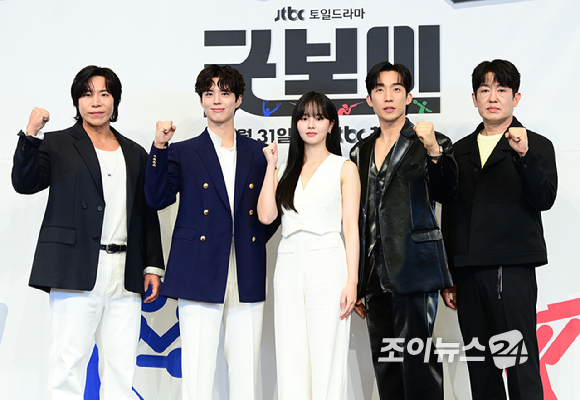 (왼쪽부터)태원석-박보검-심나연 감독-김소현-이상이-허성태-오정세가 29일 오후 서울 구로구 신도림동 더 링크 서울 트리뷰트 포트폴리오 호텔에서 열린 JTBC 토일 드라마 '굿보이' 제작발표회에 참석하고 있다. [사진=정소희 기자]